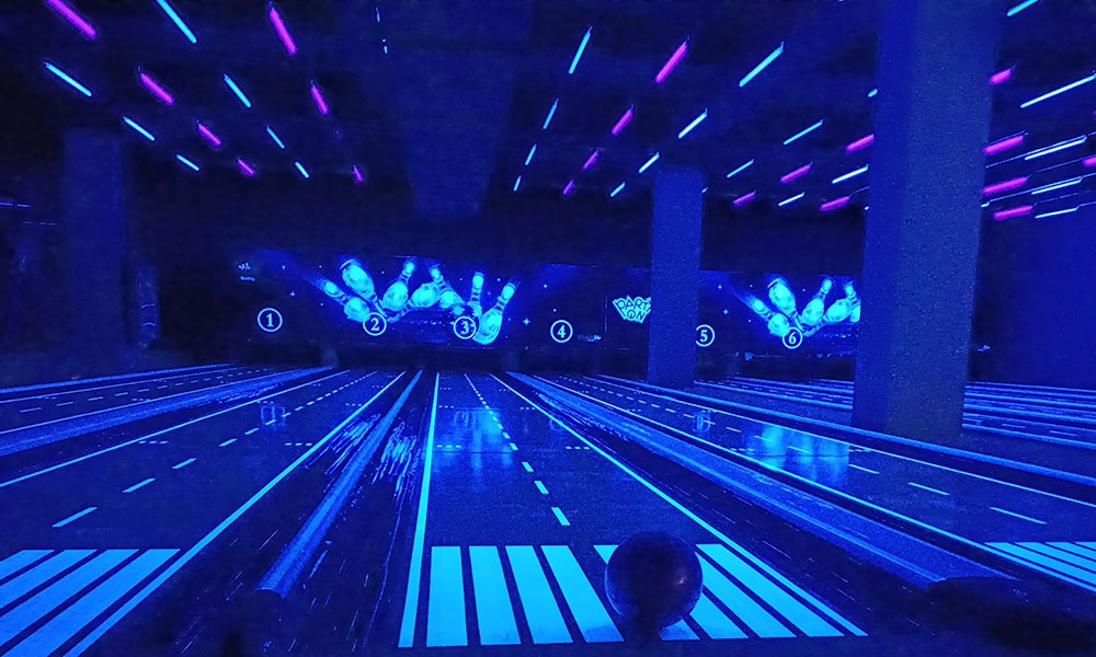 under the UV light Glow pattern on synthetic bowling lane